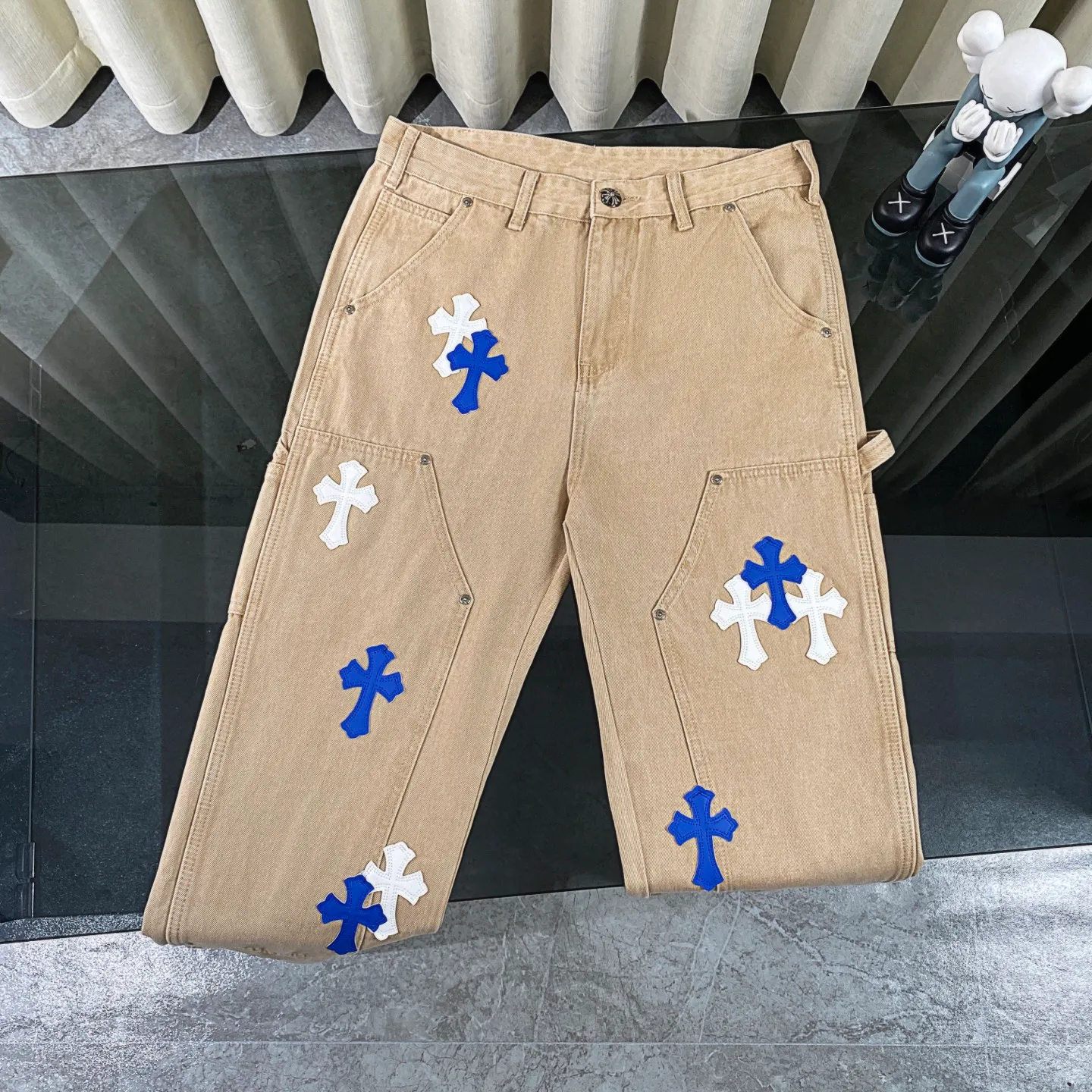 P270 CH Chromehearts limited edition blue and white cross-patched leather work jeans and denim logging pants. The counter price is 34W level. The patch is decorated with cross flowers and washed jeans! ! An absolutely high-end luxury product, a 1.9W-level god-level single product, a super popular product, made by top heavy industry, a magic weapon that cannot be missed! [About Zangyin] This is an extremely luxurious fashion brand that can also be called the aristocracy of the high street. It has always been an exclusive brand for some hipsters or rich second generations. Compared with ordinary high streets, it is more luxurious and noble. Compared with luxury brands, it is more fashionable and individual. It has always been a brand that I have a special liking for. [Top heavy industry fashion design] Consistently high-street luxury style. Speaking of this style, the Zangyin family and GU family are definitely the leading representative brands. Especially the Zangyin family has really achieved a state-of-the-art effect in creating high-street style. The unique washed material is used to create this style. The color system is already quite eye-catching. After it is decorated with patchwork cross flowers, it cleverly highlights the charm of the brand. Secondly, this style uses classic The high-waist cutting design highlights the long legs and fashionable temperament of the upper body. The brand is highly recognizable and the slim fit configuration is more suitable for daily wear. It is a product that interprets personality, fashion, and specifications at a glance. This single product is enough to make any fan excited. It can be a white T-shirt for a youthful college style, or a tight suspender for a royal style. It has strong matching ability and can be easily controlled by men.  [Materials and craftsmanship] Needless to say, this point goes without saying. As an excellent craftsman brand, Zangyin’s requirements for details and craftsmanship are really perfect. The washed color of this model has gone through so many processes, not to mention the embellishment of denim appliques. It is also purely hand-made and sewn. Just like what they believe in, only hand-made things have soul and have the meaning of wear. A top-notch heavy-duty fashionable denim item, I look forward to your perfect interpretation! !  Color: Khaki Size: 30-36